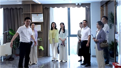 湘潭市岳塘区人大教育文化与卫生专业代表小组一行莅临我院考察交流